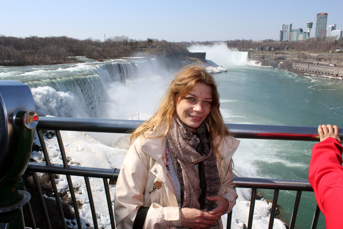 Екатерина на фоне одного из системы Ниагарских водопадов