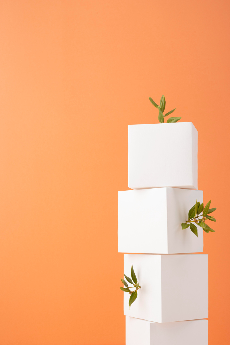 Белые коробки