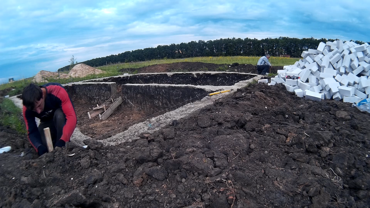 Фундамент был залит по примерным размерам без проекта и понимания расположения комнат.