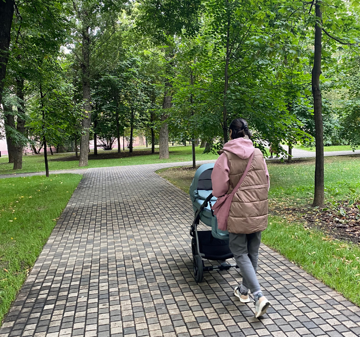 Таганский детский парк, сентябрь, 2022. Спустя почти 4 месяца после родов я стала приходить в форму после ПД.