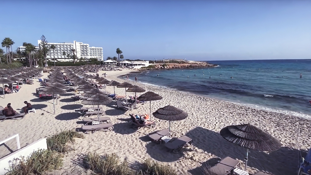 Образ июля ассоциируется с жарой, и пляжным отдыхом. А вы что об этом думаете? 