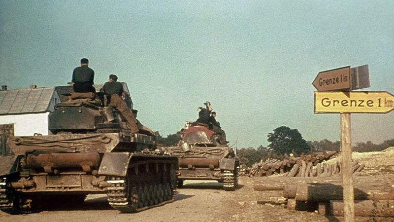 Фёдор Федюнин (1968 г.р.). 22 июня 1941 года. 2010

Вначале несколько фотографий того первого дня войны, 22 июня 1941 года. Немецкие танки у советской границы утром 22 июня 1941 года.-2