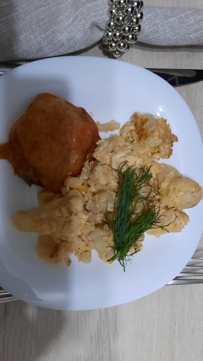 Куриное бедро запечённое,на гарнир цветная капуста обжаренная с яйцом.