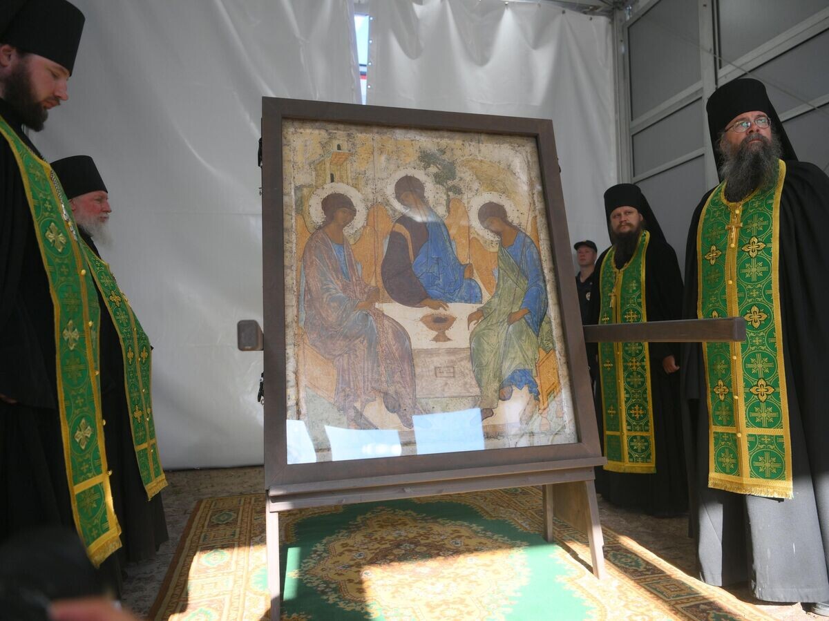    Икона "Святая Троица" письма преподобного Андрея Рублёва в шатре на Красногорской площади Свято-Троицкой Сергиевой Лавры накануне праздника Святой Троицы© РИА Новости / Кристина Кормилицына