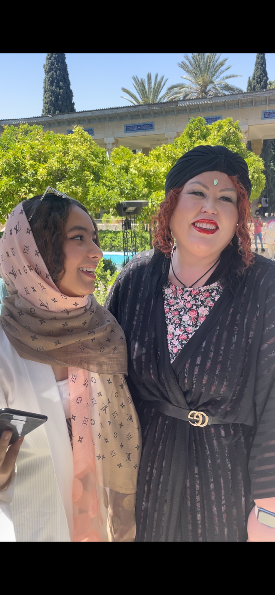Юля с местной девушкой. Иранцы очень благожелательны к иностранцам, им интересны другие страны. 