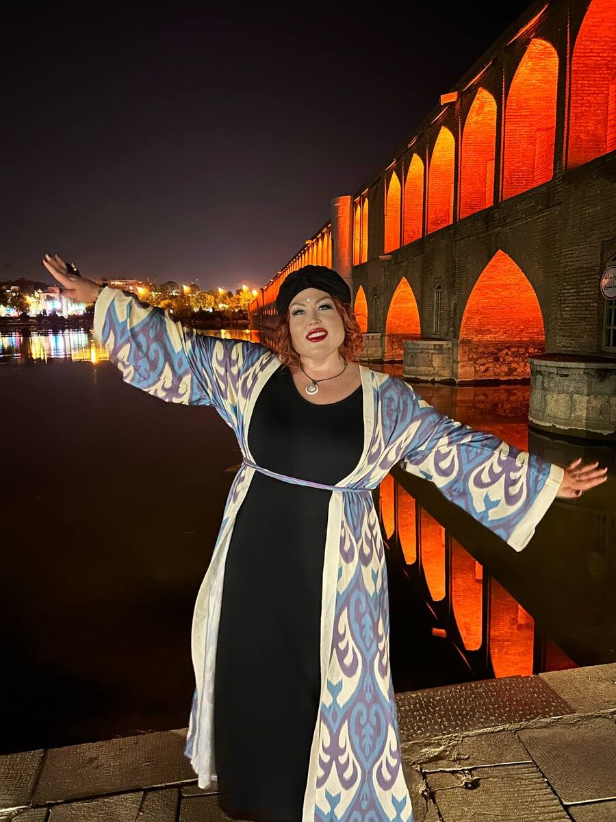 В Исфахане, норде среди пустыни, широкая река с мостом, по которому вечером все гуляют, по берегам реки большой многокилометровый парк, в котором утром многие занимаются физкультурой, а вечером устраивают пикники на траве, иностранцев приглашают посидеть с ними с удовольствием