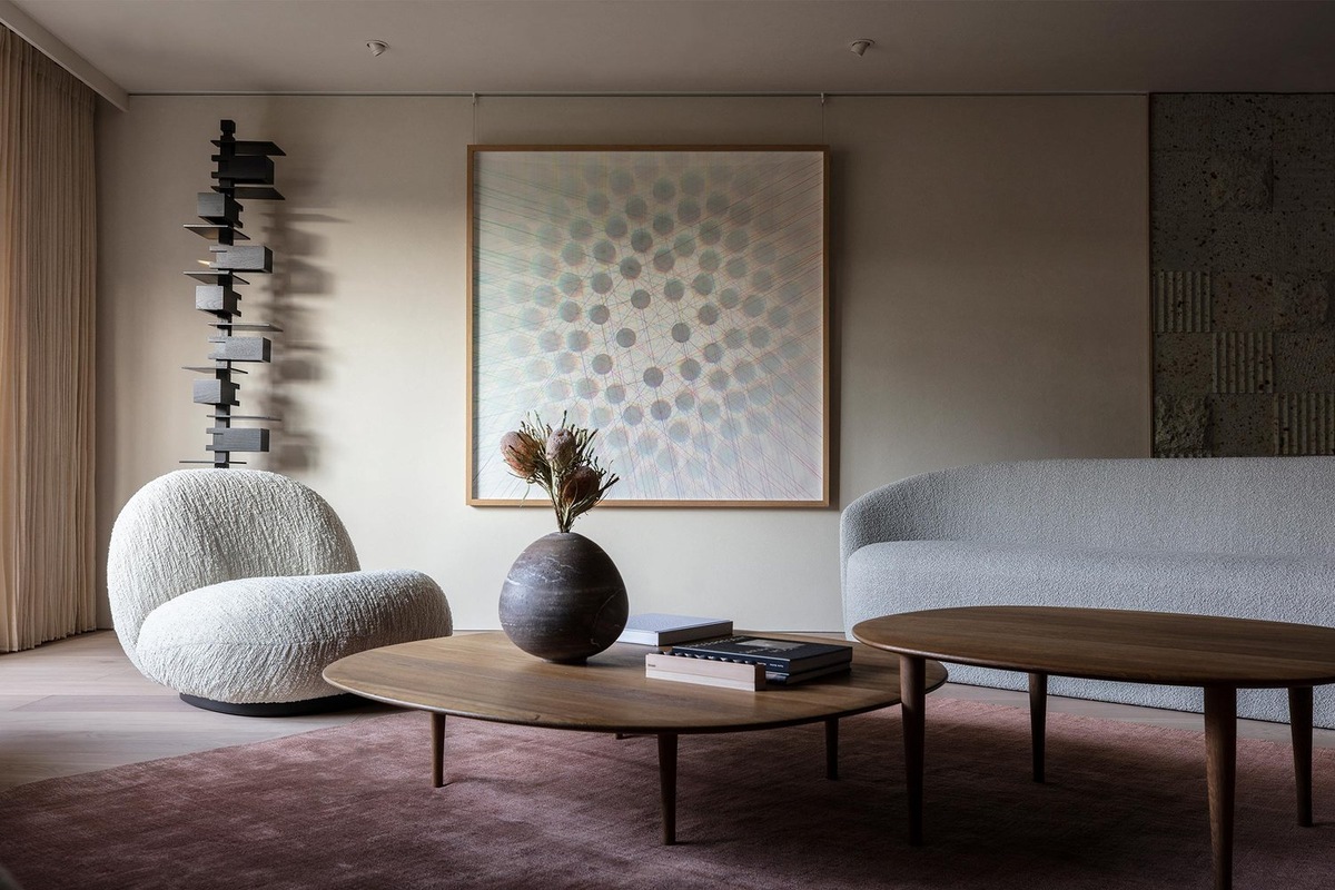 Копенгагенская студия OEO Studio воплотила идеальное сочетание японского и скандинавского дизайна и элементов образа жизни в спокойном и современном ремонте квартиры в центре Токио.