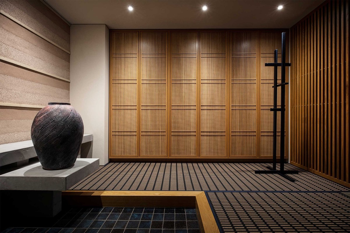 Копенгагенская студия OEO Studio воплотила идеальное сочетание японского и скандинавского дизайна и элементов образа жизни в спокойном и современном ремонте квартиры в центре Токио.-2