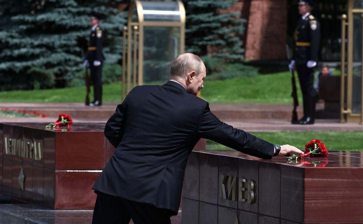     Президент возложил цветы к обелискам городов-героев и памятному знаку в честь городов, удостоенных почётного звания «Город воинской славы». Источник: kremlin.ru Автор фото: Пресс-служба Президента России