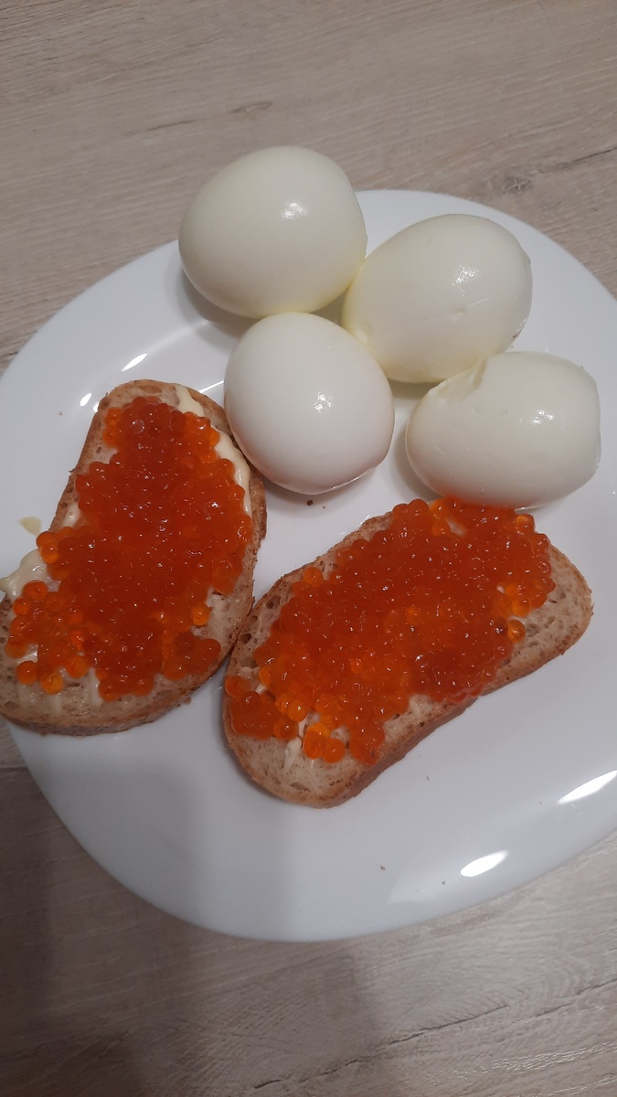 Тост со сливочным сыром с икрой, вареное яйцо.