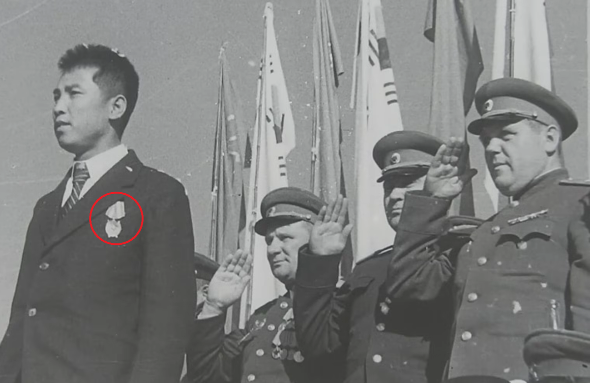 Молодой вождь Северной Кореи Ким Ир Сен, награжденный в СССР орденом Красного знамени