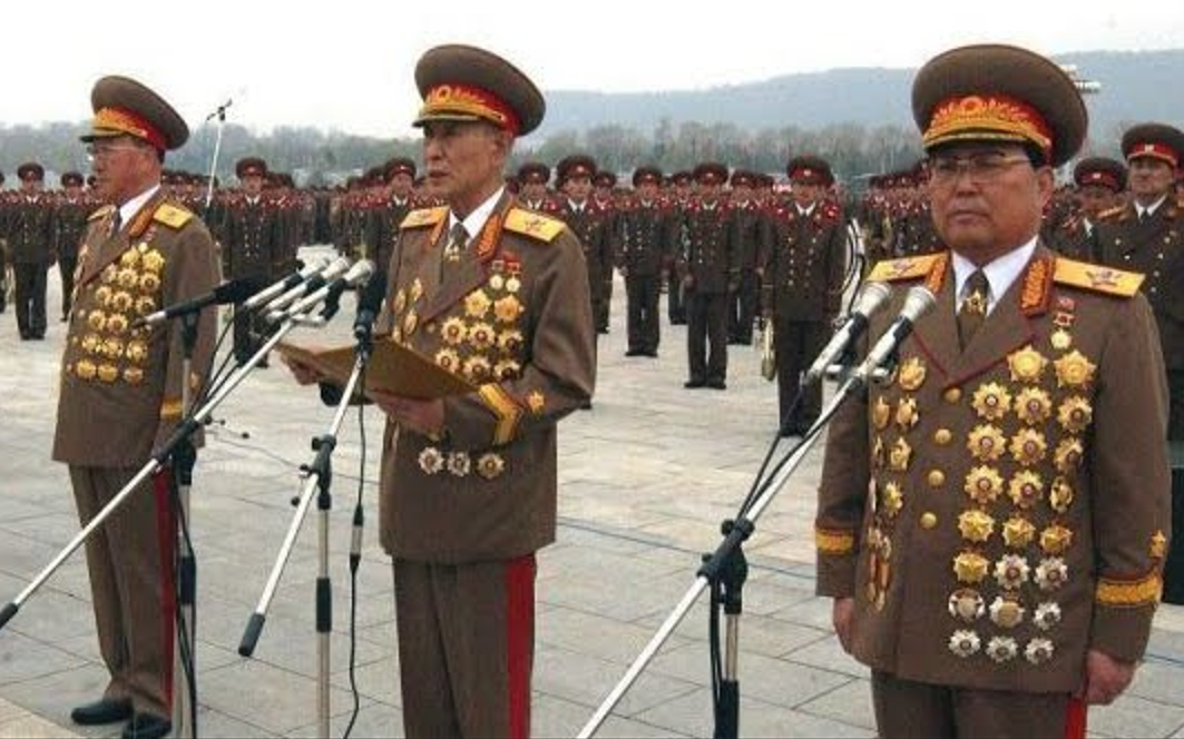Тяжела ноша у генералов и адмиралов Северной Кореи. Думаю, на 5-6 килограмм потянет 