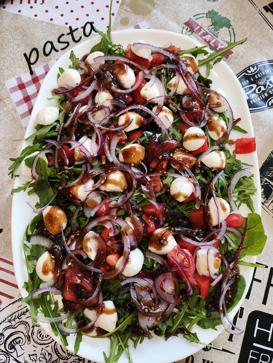 Салат с рукколой,шпинатом, моцарелой,томатом черри,с соусом бальзамик