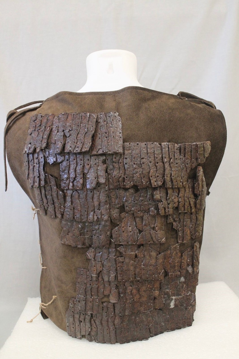 Отреставрированный доспех: вид сзади.