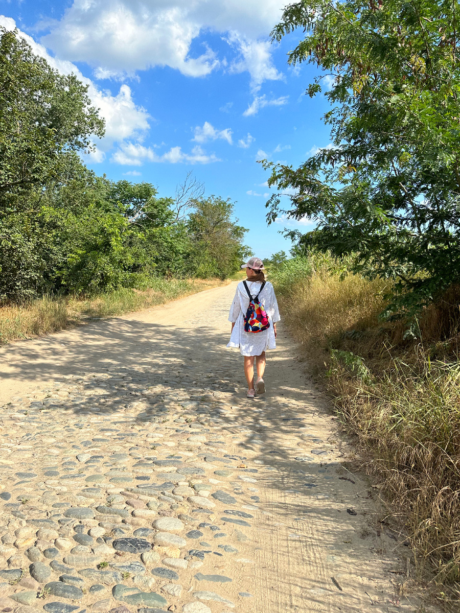 Тропинка  из булыжников к реке Кубань 