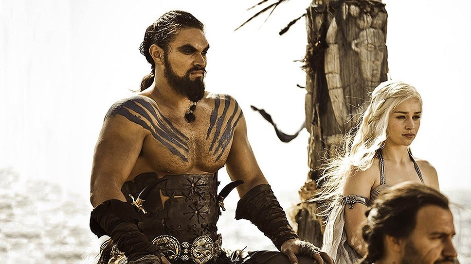 Персонажи сериала «Игра престолов» кхал Дрого, «азиатский» кочевник, и Дэйнерис Таргариен, «европейка» в восточном Эссосе и «азиатка» в западном Вестеросе.