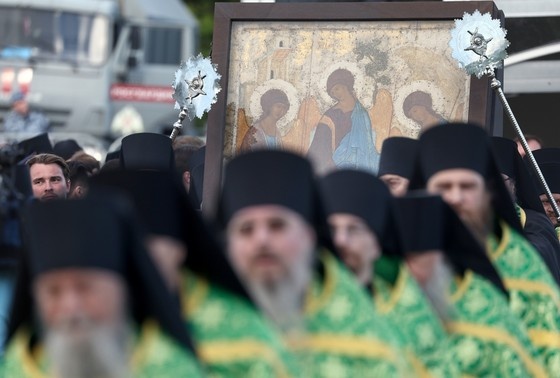    Икона преподобного Андрея Рублева «Святая Троица» на территории Свято-Троицкой Сергиевой лавры