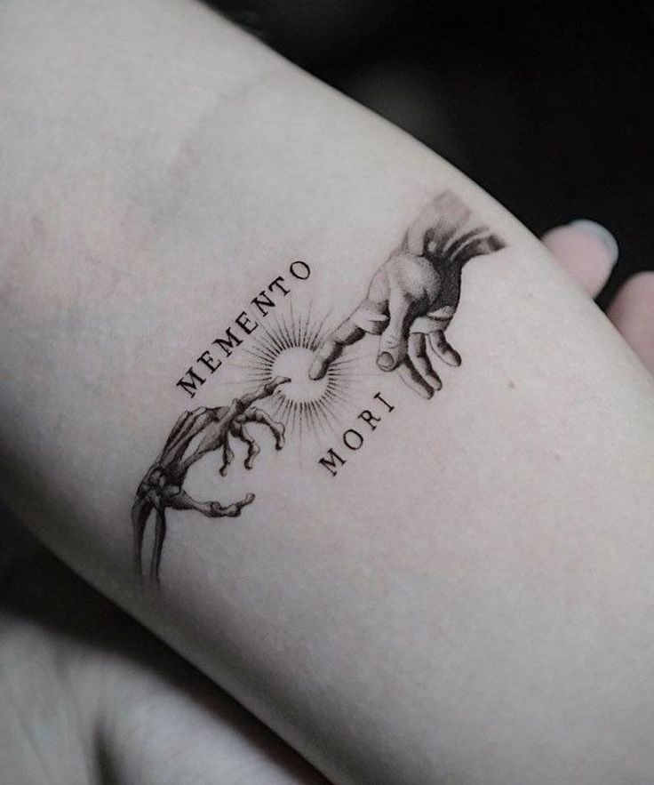 Рука Обращается Череп Memento Мори На Черном Фоне - стоковая векторная графика и
