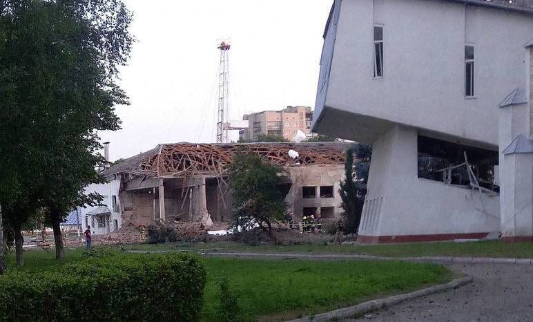 В Ивано-Франковске ночью прилетело по зданию Института нефти и газа, которое использовалось для размещения боевиков укровермахта. Вражеские паблики подтверждают ракетный удар, источник – Телеграм-канал Военкор Котенок