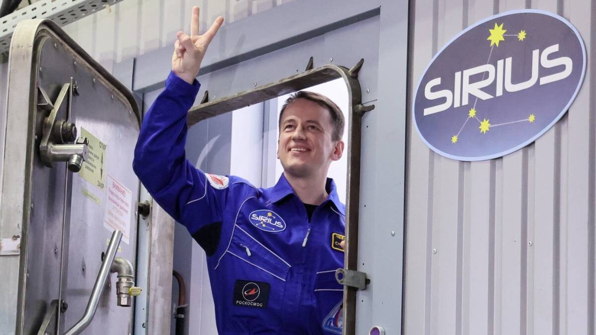    Командир экипажа Юрий Чеботарев во время возобновления космического эксперимента по программе SIRIUS, моделирующего изоляцию экипажа при длительном полете в дальний космос / Фото: Сергей Савостьянов / ТАСС