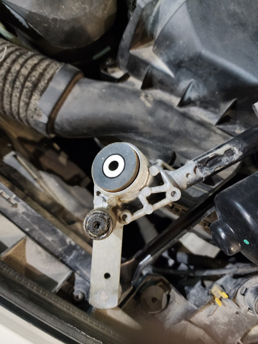 Все стоит на резинках для демпфирования, на нижней части оси то что когда то было смазкой