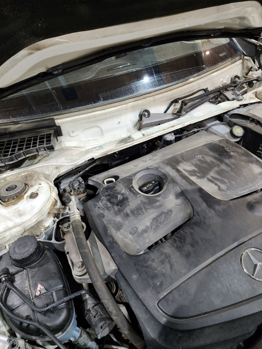 Скинул жабо. Уже начинает лезть ржавчина по кромке, временно зальется мовилем и под покраску летом/осенью