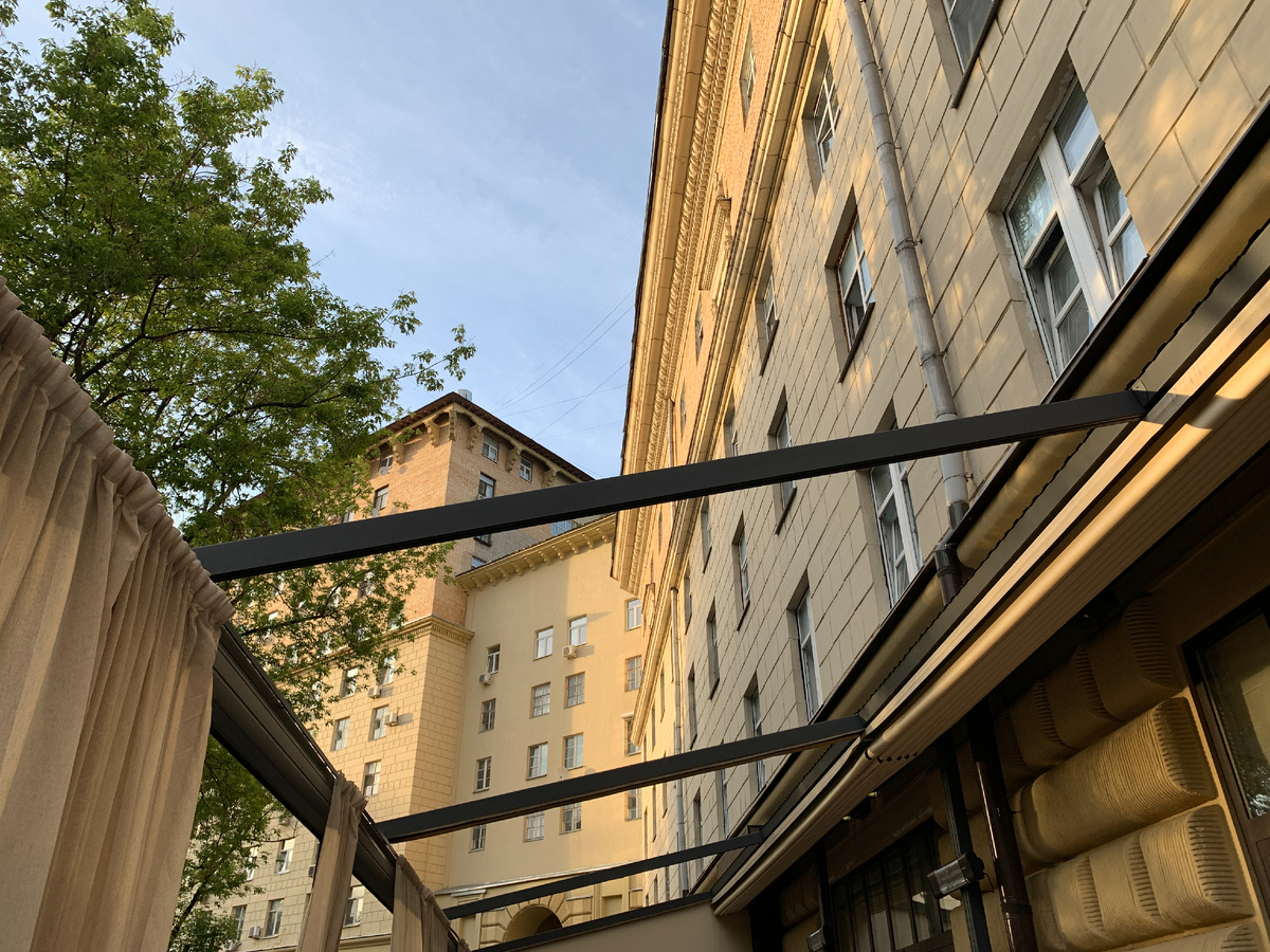 Крыша иногда складывается. Вечером - классно, когда нет палящего солнца