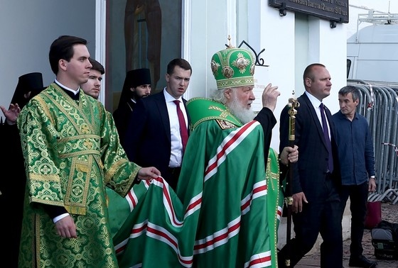    Патриарх Московский и всея Руси Кирилл (в центре) на территории Свято-Троицкой Сергиевой лавры в день возвращения иконы преподобного Андрея Рублева «Святая Троица» в лавру