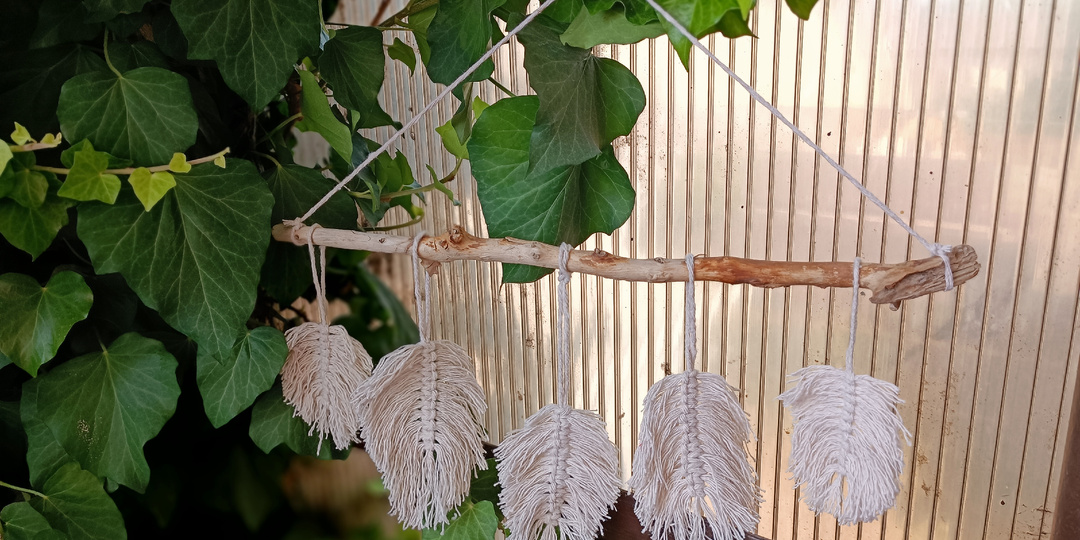 Простейший декор своими руками из ниток и палки: панно в виде листиков, с которым справится даже ребенок