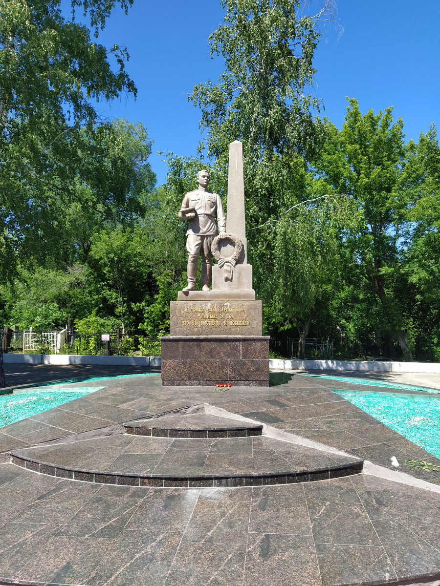 Саратов. Братские могилы, умерших в госпиталях нашего города.