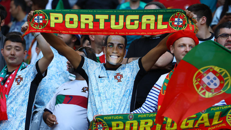    Болельщик сборной Португалии в маске Криштиану Роналду. Reuters