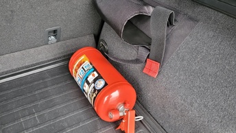 Обзор лучшего крепления под огнетушитель в багажник автомобиля от Tplus
