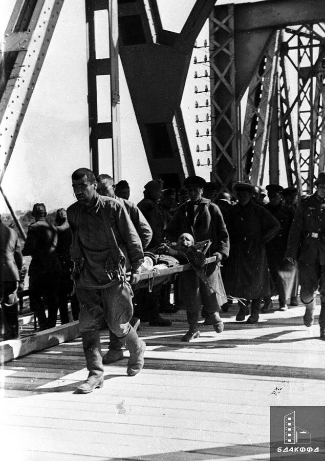 Первые пленные страшной войны: красноармейцы и пограничники гарнизона Брестской крепости выстроены в колонну и следуют под дулами оккупантов по Тереспольскому мосту через Буг, Брестская область, ЦГАКФФД СССР, 22 июня 1941 г. Первое лето войны — это прежде всего трагедия плена: за колючую проволоку только на территории Беларуси оказались более двух сотен тысяч военнопленных. Из-за незаинтересованности рейха в «лишних ртах» значительная часть из попавших в шталаги бойцов и командиров первого года Великой Отечественной войны была замучена и уморена голодом…