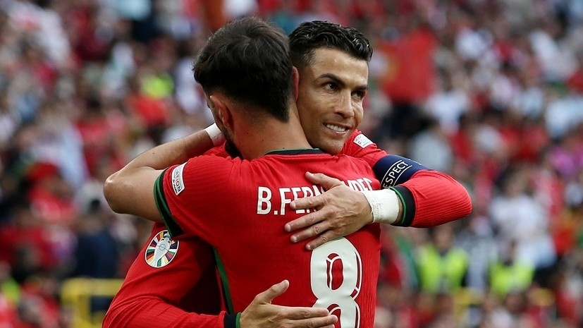     Футболисты сборной Португалии Криштиану Роналду и Бруну Фернандеш Gettyimages.ru Crystal Pix/MB Media / Contributor