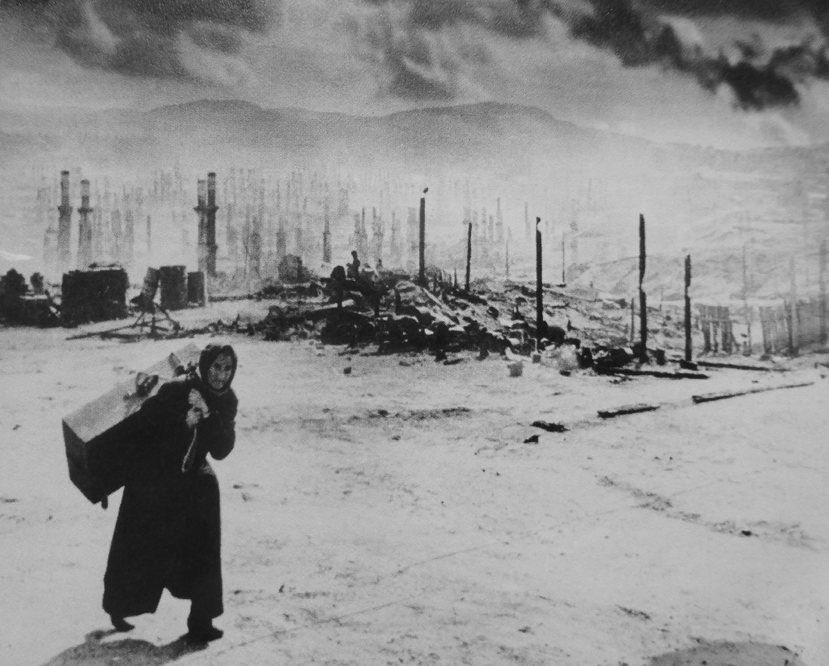 Пожилая женщина идёт по улице Мурманска после налёта немецкой авиации. Одна из фотографий Халдея, использовавшихся во время Нюрнбергского процесса. Источник waralbum.ru 