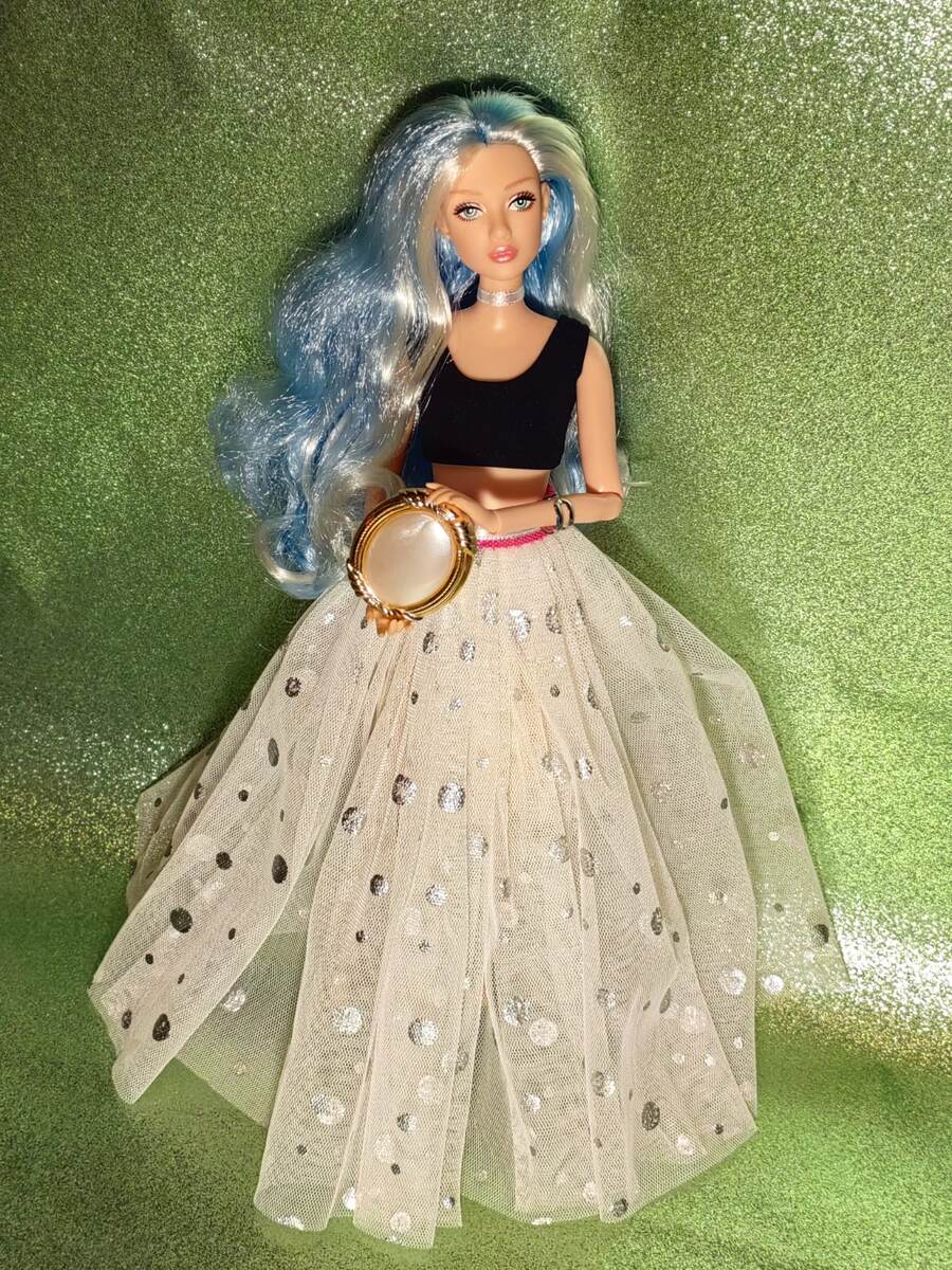 Не знаю зачем я выдала Люсиль эту брошку,.. видимо таков зачин фотоповествования сегодня...