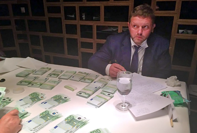 Собственно, брали Белых с поличным. 