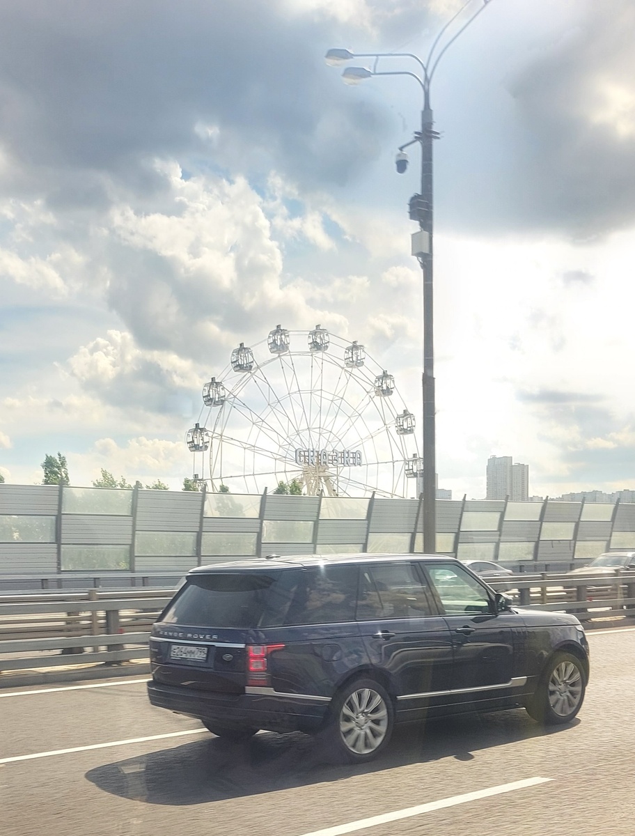 Дорога из Боткинской через мост Живописный - наш "говорящий мостик". Говорит: облачно, но с прояснением.