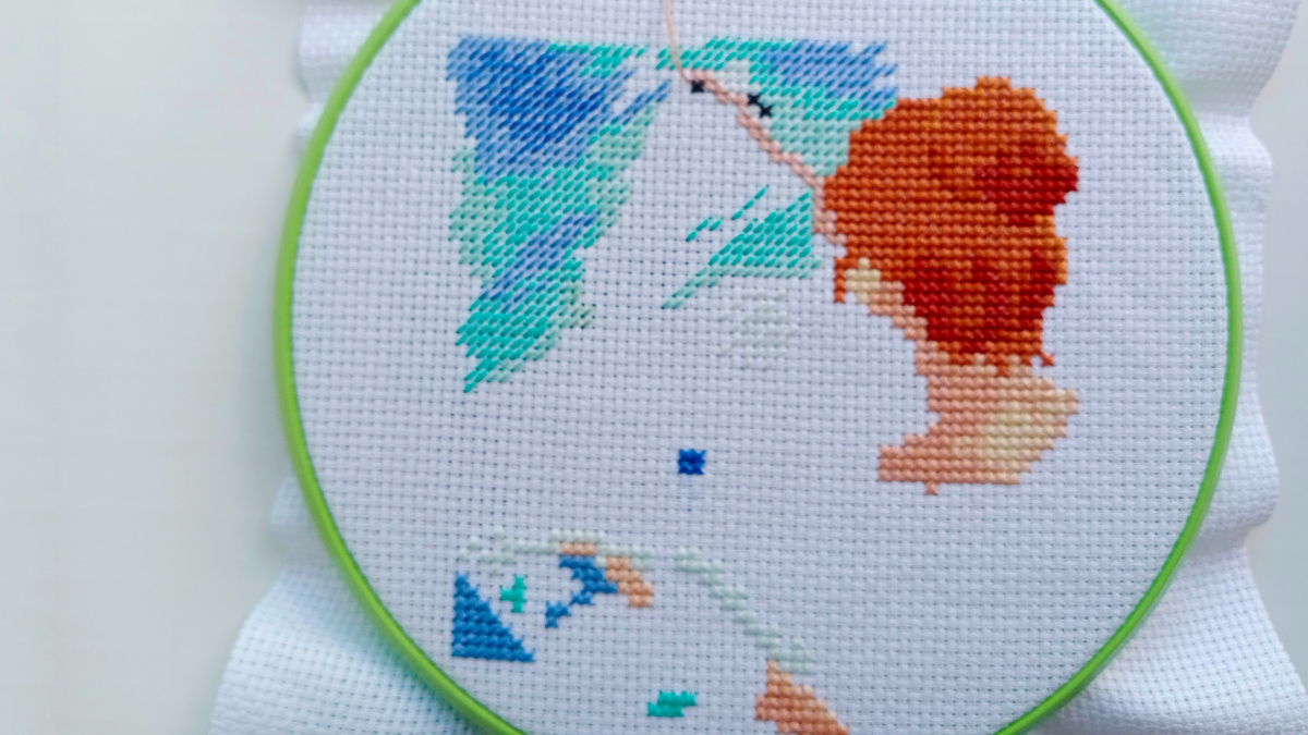 Художница, дизайнер Кристина Геворкян (в процессе вышивки)