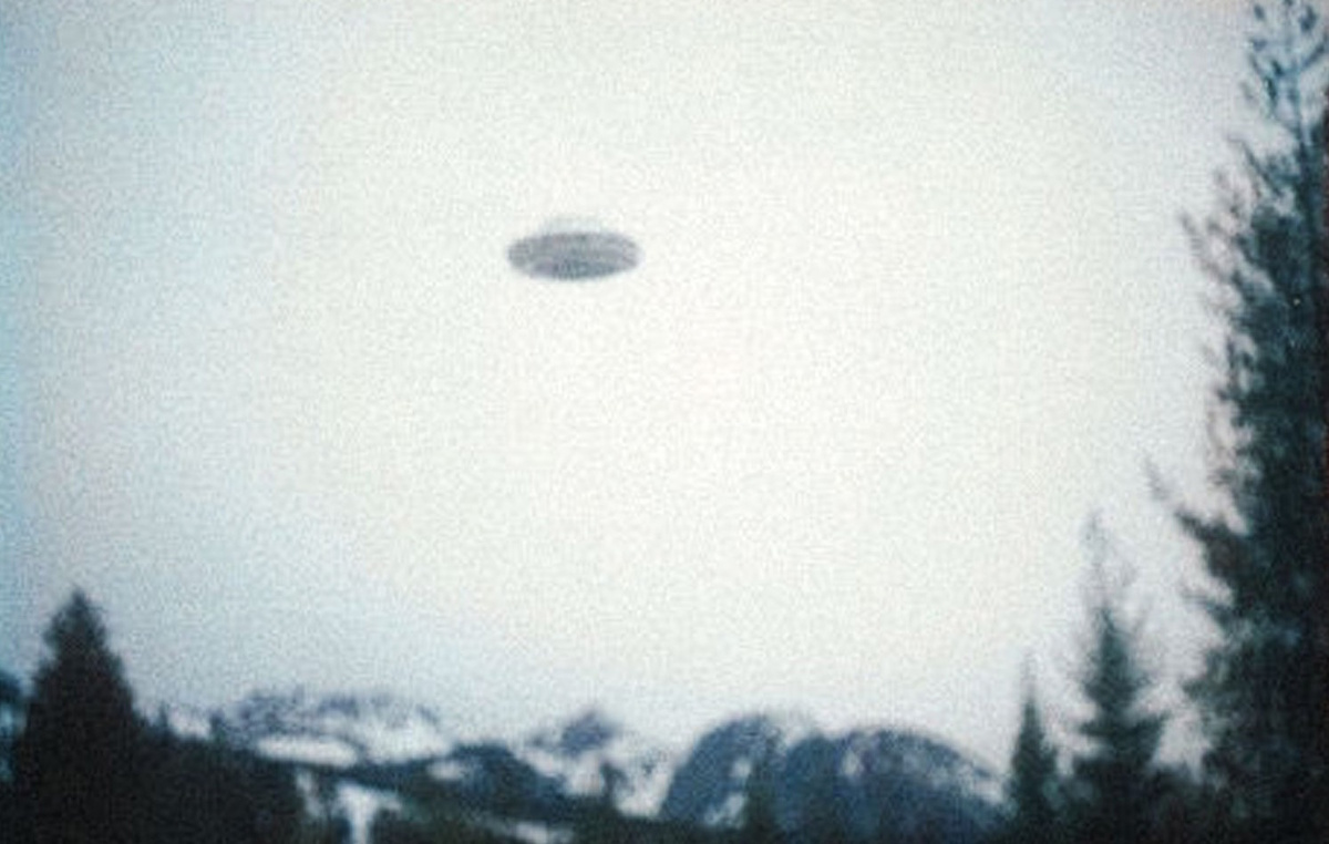 Снимок НЛО в Казахской ССР. 
Источник фото: http://www.ufodb.com/ufo_pictures/ufo_pictures/P36-1.jpg