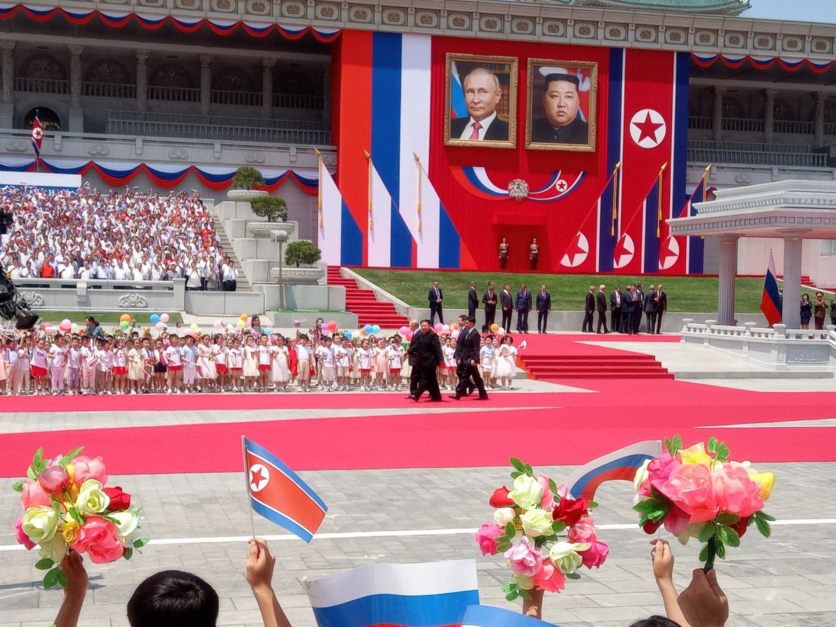 Торжественная втреча Путина в КНДР