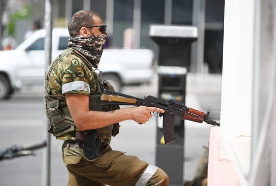    Ростов-на-Дону. Боец ЧВК «Вагнер» у здания Южного военного округа