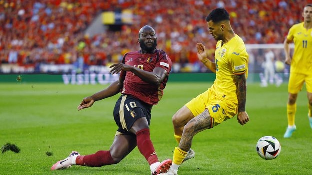    Ромелу Лукаку (сборная Бельгии) и Мариус Марин (сборная Румынии). Reuters