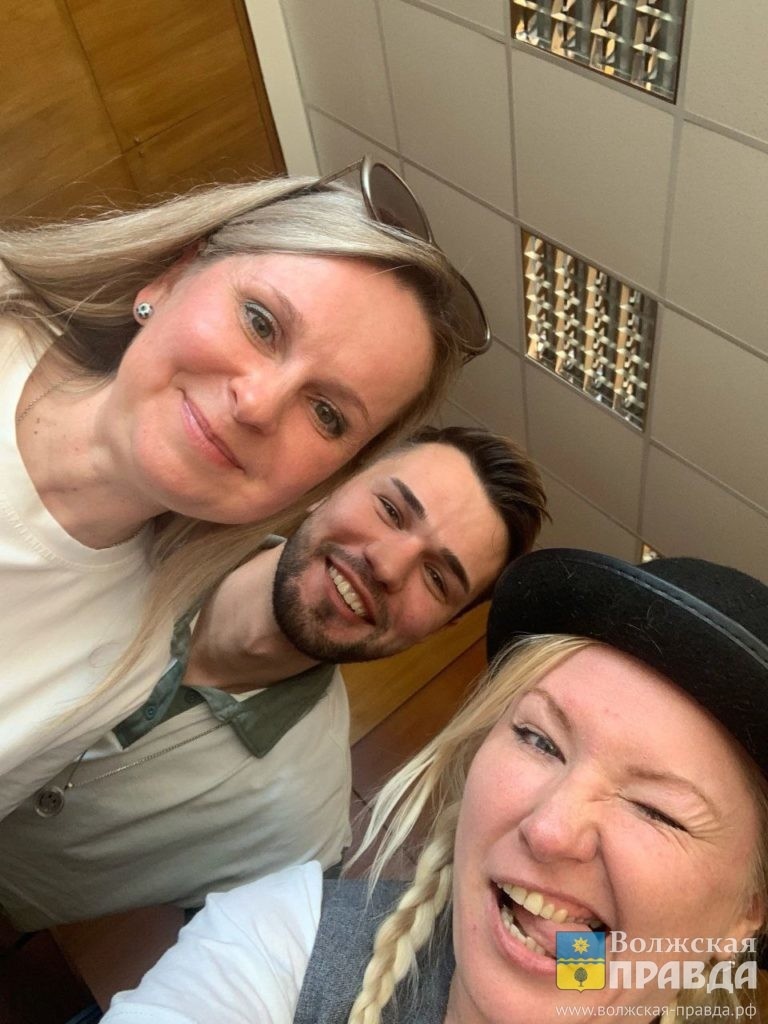 Дирижёр оркестра ЦКИИ "Октябрь" Татьяна Любимова, заведующий творческо-техническим отделом ЦКиИ "Октябрь" Андрей Попов и худрук Молодежного авангардного театра ОЛьга Галушкина📷    В Волжском скальпелем профессора Преображенского вскроют феномен джаза
