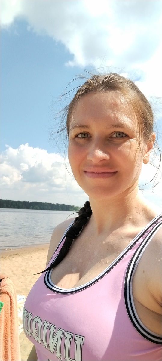 37 лет. Уже не такая звонкая, а забот выше крыши