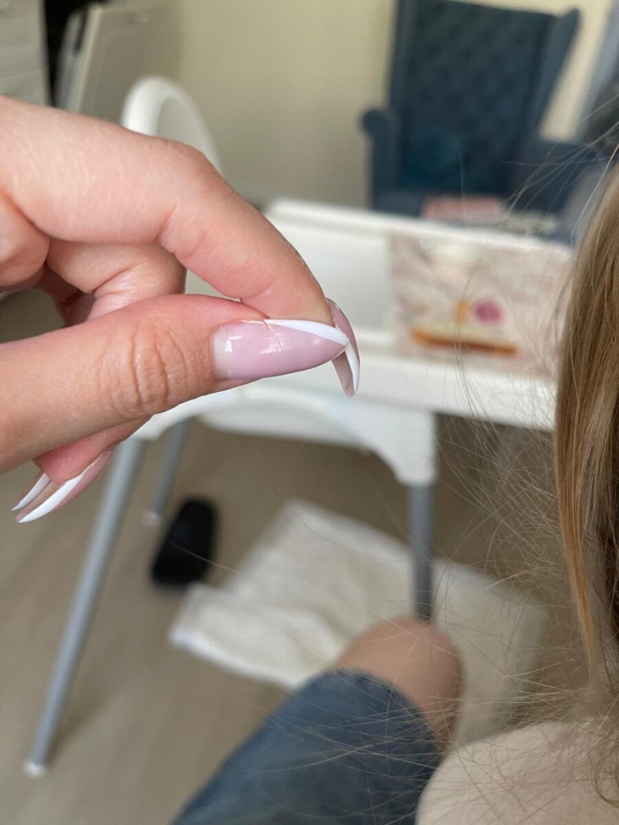 один из ногтей, и так еще на трех 