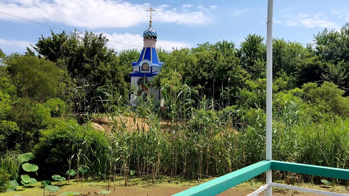 Часовня иконы Божией Матери "Знамение". Краснодарский край поселок Белозерный. Находится на берегу Лотосов.