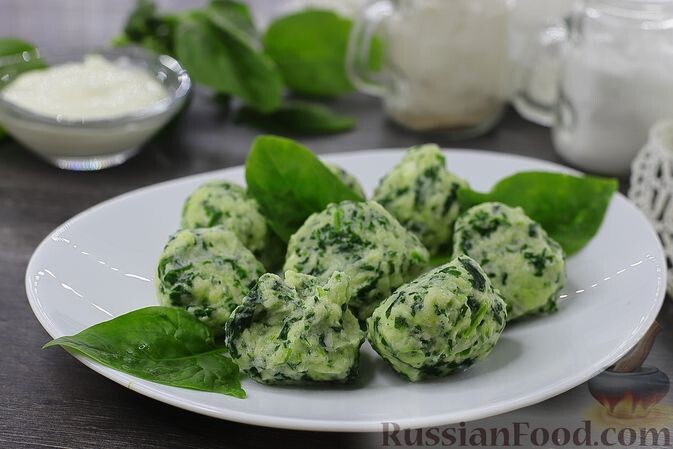 творог, шпинат, зелень петрушки, чеснок, сыр твёрдый, яйца, мука, орех мускатный, соль, перец чёрный молотый