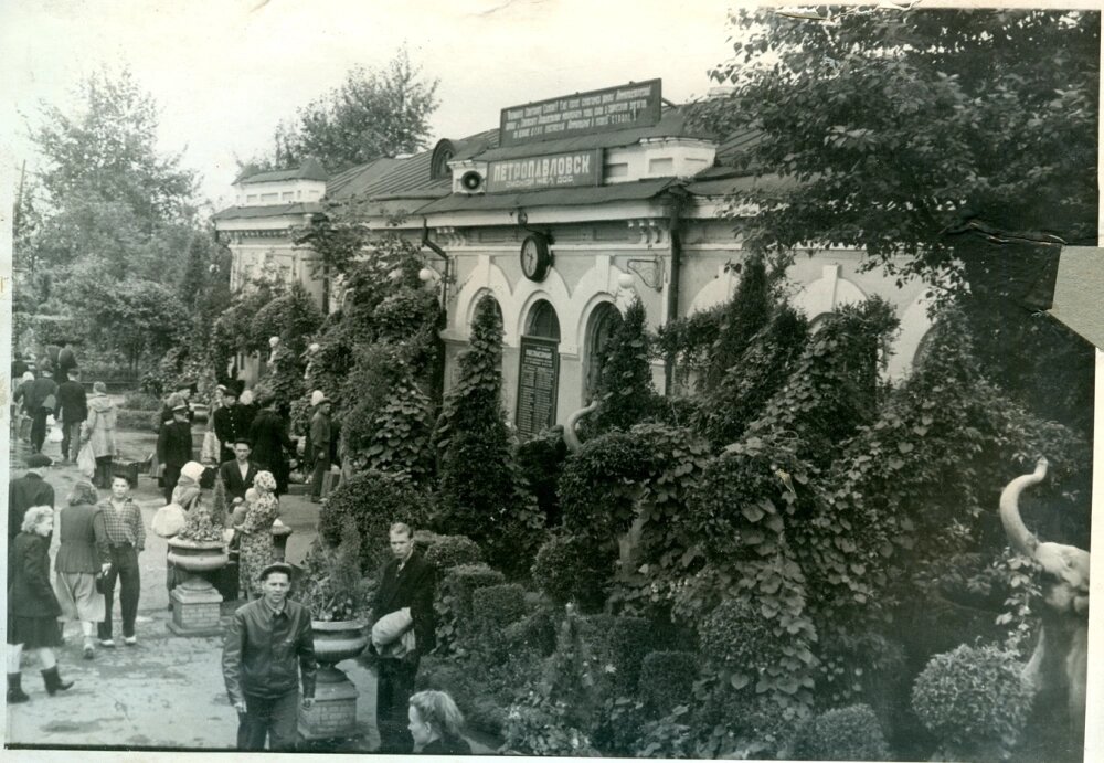    На перроне у вокзала. Фото: ГУ «Объединенный государственный архив Челябинской области»