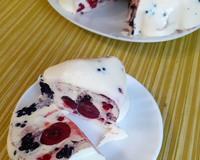 «Желейный десерт» из кисломолочных продуктов с фруктами и ягодами